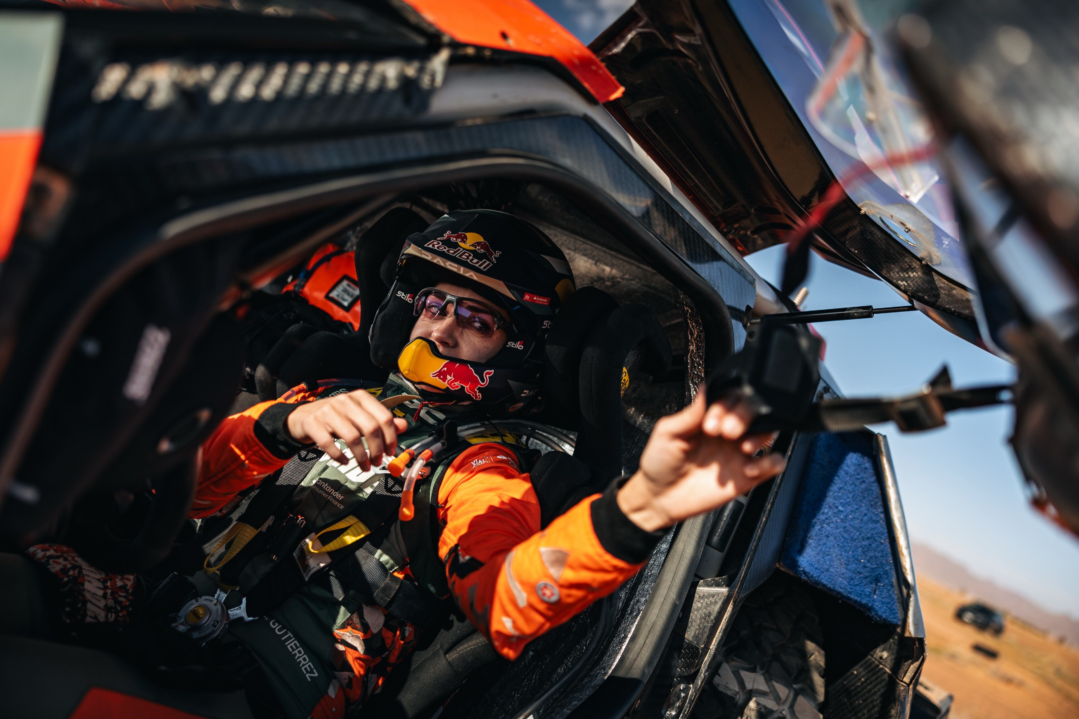 Cristina Gutiérrez con el Dacia Sandrider del Dakar que participará en el Rally de Portugal.