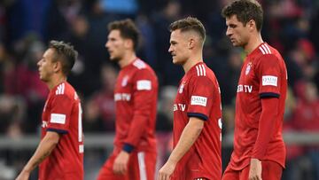 Soccer Football - Bundesliga - Bayern Munich v Freiburg - Allianz Arena, Munich, Germany - November 3, 2018 Bayern Munich's Thomas Mueller and team mates look dejected after the match REUTERS/Andreas Gebert DFL regulations prohibit any use of phot