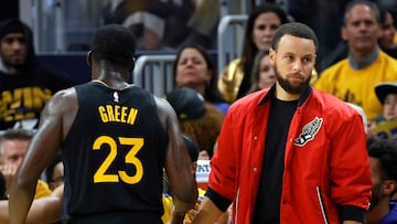 SAN FRANCISCO (United States), 13/05/2025.- Golden State Warriors guard Stephen Curry (R) greets forward Draymond Green (L) in the final minutes of the NBA Playoffs Western conference semifinals game four against the Minnesota Timberwolves in San Francisco, California, USA, 12 May 2025. Curry is out of play due to an injury. (Baloncesto) EFE/EPA/JOHN G. MABANGLO SHUTTERSTOCK OUT