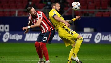 Herrera ante Negredo en el Atl&eacute;tico-C&aacute;diz.