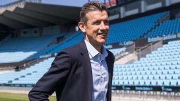Juan Carlos Unzué sonríe durante su presentación en Balaídos como nuevo entrenador del club celeste.
