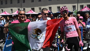 MORBEGNO (Italy), 29/05/2025.- Mexican rider Isaac Del Toro of UAE Team Emirates XRG, in the overall leader's pink jersey, waits for the departure of the 18th stage of the Giro d'Italia 2025 cycling race, over 144km from Morbegno to Ceswano Maderno, in Morbegno, Italy, 29 May 2025. (Ciclismo, Italia) EFE/EPA/LUCA ZENNARO