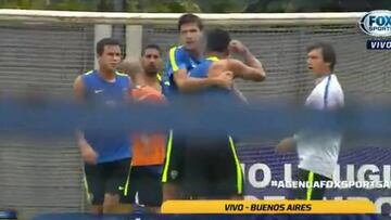 Dos jugadores de Boca Juniors pelean en el entrenamiento