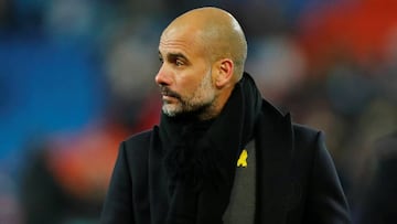 Guardiola con el lazo amarillo.