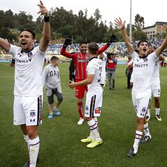 Colo Colo vence a Everton en la agonía y se acerca al título