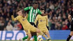 Gavi se adelanta a William Carvalho durante el partido Betis-Barcelona en el estadio Benito Villamarin. (Photo by Eric Verhoeven/Soccrates/Getty Images)