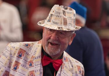 Un hombre disfrazado de décimos al inicio del Sorteo Extraordinario de la Lotería de Navidad 2022.