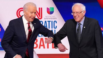 Joe Biden y Bernie Sanders chocan codos en el &uacute;ltimo debate dem&oacute;crata, previo al estallido de la crisis por el coronavirus en Estados Unidos.