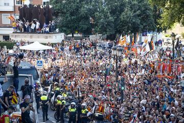 Valencia streets packed as fans celebrate with Copa del Rey winning team