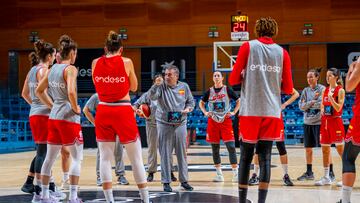 Miguel M¨¦ndez, seleccionador nacional, da instrucciones a las internacionales.