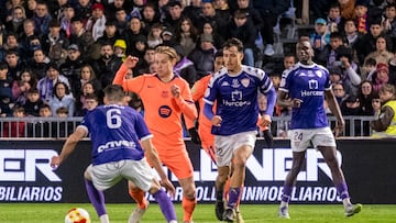 Frenkie De Jong intenta llevarse el balón ante el centrocampista del CD Guadalajara, Pablo Rojo.