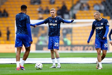 Los jugadores del Chelsea realizan los últimos calentamientos antes de que arranque el duelo en el Molineaux Stadium.