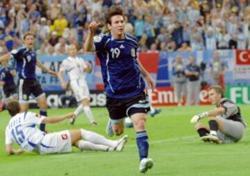 Messi celebra un gol a Serbia y Montenegro en el primer partido del Mundial de 2006. Argentina quedó eliminada en cuartos ante Alemania. Messi no jugó ese partido por decisión del seleccionador Pekerman.