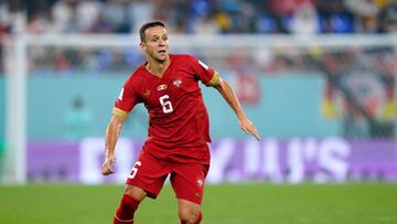 Maksimovic lleva un balón en el último partido de Serbia en el Mundial.