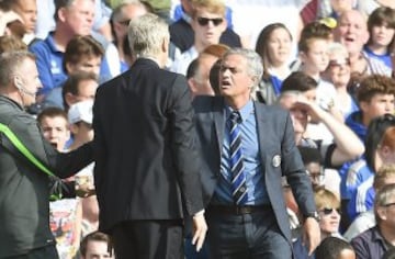 Wenger y Mourinho se enzarzaron en la banda cuando el galo se dirigió a Mourinho tras una feísima entrada de Cahill a Alexis.