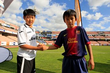 Takefusa Kubo tuvo una relación especial con la cantera del FC Barcelona. Se unió a La Masia cuando era niño después de haber sido descubierto en un campus del Barça en Fukuoka, Japón. Con 10 años se incorporó al Alevín C, donde compartió equipo con futuras promesas como Ansu Fati, Eric García y Nico González.
Sin embargo, en 2014, el Barça recibió una sanción de la FIFA por irregularidades en la inscripción de menores, lo que obligó a Kubo a abandonar el club y regresar a Japón. 

Finalmente, Kubo fichó en 2019 por el Real Madrid, aunque nunca llegó a jugar un partido oficial con el equipo blanco, actualmente, el talentoso futbolista japonés juega en la Real Sociedad. 