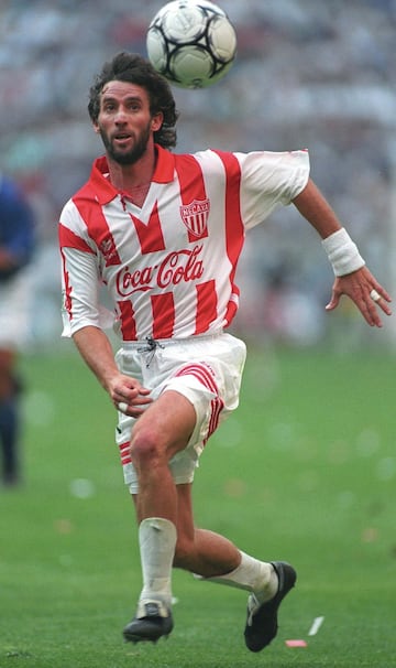 Ex futbolista chileno, delantero goleador con grandes campañas en el Necaxa de México. Jugó en Francia.