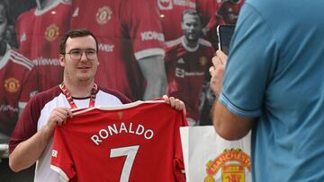 Un aficionado del Manchester United posa con la camiseta de Cristiano Ronaldo delante de Old Trafford.