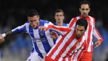 <b>INTENSIDAD. </b>Arda controla un balón en Anoeta ante las miradas de Cadamuro y Juanfran.
