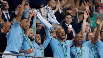 Los jugadores del Manchester City, levantando la Carabao Cup.