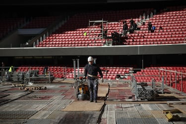 Operarios durante el montaje de la pista de hielo Madrid On Ice en el Riyadh Air Metropolitano.