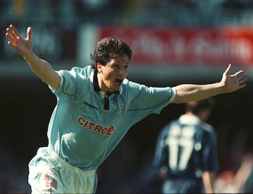 Jugó una temporada en el Atlético (1995-1996) y otra en el Celta de Vigo (1998-1999).