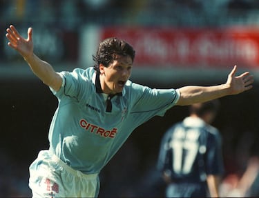 Ele jogou uma temporada no Atlético (1995-1996) e outra em Celta de Vigo (1998-1999).