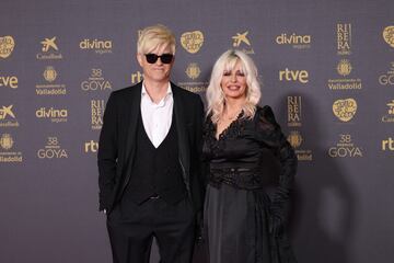El grupo Nebulosa, que representar¨¢ a Espa?a en Eurovisi¨®n, en la alfombra rosa.