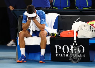 Novak Djokovic, visiblemente emocionado, celebra su décimo Open de Australia.