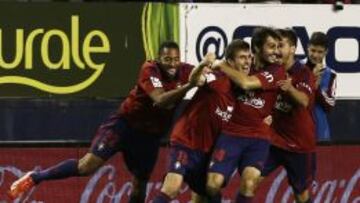 El defensa del Osasuna Oier Sanjurjo celebra el gol conseguido, el primero ante el Rayo Vallecano, durante el partido de la décimo primera jornada de la Liga de Primera División que ambos equipos disputan esta noche en el estadio de El Sadar, en Pamplona.