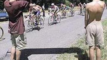 <b>LA IMAGEN MÁS ELOCUENTE.</b> Unos aficionados piden al pelotón stop al doping.