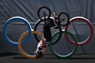 La británica Charlotte Worthington compite en la final del parque femenino de ciclismo BMX estilo libre en el Ariake Urban Sports Park durante los Juegos Olímpicos de Tokio 2020