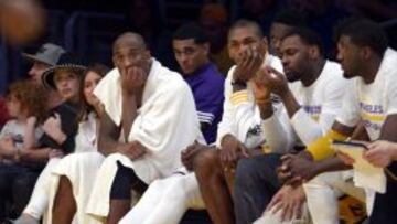 Kobe Bryant en el banquillo.