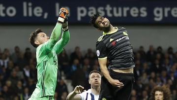Foster salta con Costa durante un West Brom-Chelsea en 2017.