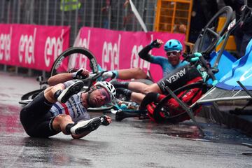 Mark Cavendish se cayó en el sprint final junto a la línea de meta.