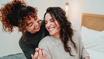Happy gay women couple celebrating together with engagement ring in bed - Soft focus on right lesbian girl face PAREJAS PAREJA AMOR
HOMOSEXUAL
NOVIOS MATRIMONIO