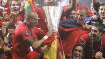 <b>SÍMBOLO DEL SEVILLA.</b> La retirada de Javi Navarro simboliza el final de la etapa más gloriosa del club hispalense, que con el defensa valenciano conquistó dos copas de la UEFA, la Supercopa de Europa, una Copa del Rey y una Supercopa de España.