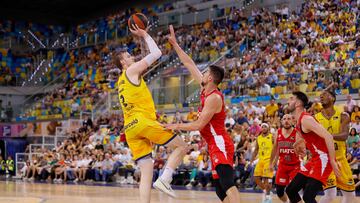 GRAFCAN9736. LAS PALMAS DE GRAN CANARIA, 30/04/2023.- El jugador del Gran Canaria Aleksander Balcerowski (i) y los jugadores del Basquet Girona Jaume Sorolla (2i) y Eric Vila (2d) durante el partido de la jornada 30 de la liga Endesa que ambos equipos disputaron este s芍bado en el Gran Canaria Arena, en Las Palmas de Gran Canaria. EFE/ Elvira Urquijo A.