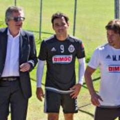 Analizan en Chivas continuidad de Omar Bravo en el equipo