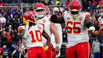 Baltimore (United States), 28/01/2024.- Kansas City Chiefs running back Isiah Pacheco (L) celebrates with Kansas City Chiefs guard Trey Smith (R) and teammates after scoring a two yard rushing touchdown against the Baltimore Ravens during the first half of the AFC conference championship game between the Baltimore Ravens and the Kansas City Chiefs in Baltimore, Maryland, USA, 28 January 2024. The winner of the AFC conference championship game will face the winner of the NFC conference championship game between the San Francisco 49ers and the Detroit Lions to advance to Super Bowl LVIII in Las Vegas, Nevada, on 11 February 2024. EFE/EPA/SHAWN THEW
