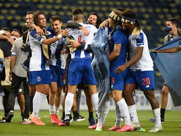 Matheus Uribe y Luis Díaz consiguieron con el Porto el título de la Primeira Liga al vencer 2-0 al Sporting de Lisboa. Los dirigidos por Sergio Conceicao pudieron celebrar faltando dos jornadas por disputarse. 