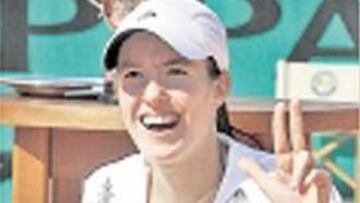 Justine Henin, con su trofeo.