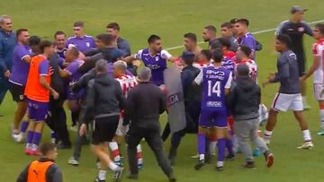 Una batalla campal horroriza al fútbol uruguayo: ¡la policía debió intervenir!