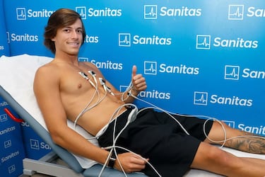 Alvaro Carreras, en el reconocimiento médico con el Madrid.