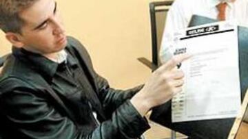 <b>AQUÍ ESTÁN!</B> Jesús Manzano volvió ayer a la Federación Española para aportar las pruebas requeridas.