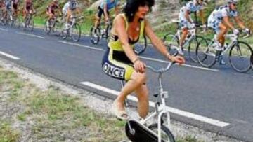 <b>NEUTRALIZADA. </b>El pelotón del Tour de Francia rebasa a una aficionada que practica con la bicicleta estática sin aparente interés por la carrera.