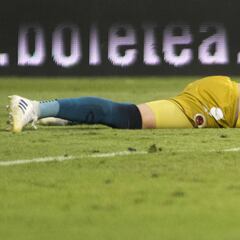 ¡Hasta sus compañeros le anotan a Jurado! Así su error en el autogol de Salcido