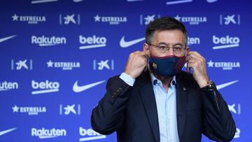 Barcelona&#039;s president Josep Maria Bartomeu puts on his facemask during the new Dutch coach Ronald Koeman&#039;s official presentation at the Camp Nou stadium in Barcelona on August 19, 2020. - Crisis-hit Barcelona hailed the &quot;return of a legend&