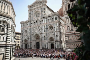 Seguidores en la salida de Florencia, delante de Santa Maria del Fiore.