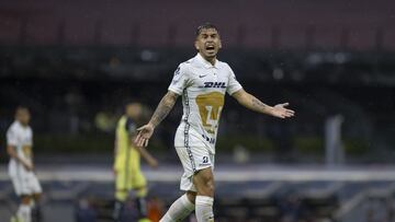 Cristian Batocchio durante el encuentro de Cuartos de Final entre América y Pumas en el Estadio Azteca